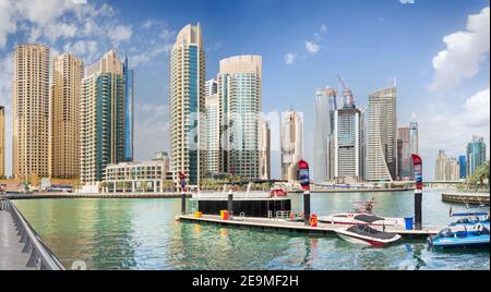 DUBAI, Vereinigte Arabische Emirate - 24. März 2017: Der Wolkenkratzer von Marina und die Yachten. Stockfoto