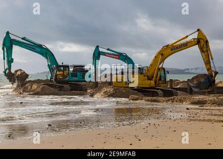 Schwere Maschinen arbeiten an Holz groyne Erneuerung Programm findet am Strand in Alum Chine Bournemouth, Dorset UK im Februar Stockfoto