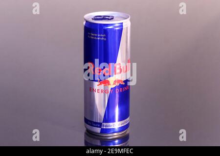 Red Bull Can, sehr bekannte Getränkemarke in Europa (Mutterstadt, 26. Februar 2020) Stockfoto