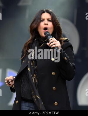 Twickenham, Großbritannien. 1.. Juni 2013. Laura Pausini spielt auf der Bühne beim Sound of Change Live Konzert im Chime for Change im Twickenham Stadium in Twickenham. Kredit: S.A.M./Alamy KREDIT: S.A.M./Alamy Stockfoto