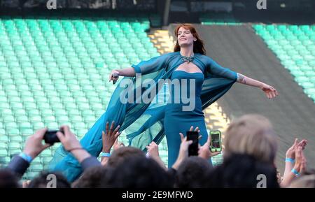 Twickenham, Großbritannien. 1.. Juni 2013. Florence Welch von Florence & The Machine tritt auf der Bühne des Sound of Change Live Concert im Chime for Change im Twickenham Stadium in Twickenham auf. Kredit: S.A.M./Alamy KREDIT: S.A.M./Alamy Stockfoto