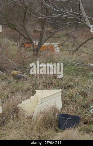 Bakonykoppany, Ungarn - 03. Febr. 2021: Eine illegale Mülldeponie in der Natur an der Seite des Dorfes Bakonykoppany in Ungarn. Plastik und andere Abfälle Stockfoto