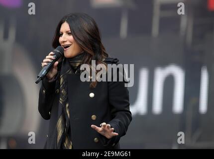 Twickenham, Großbritannien. 1.. Juni 2013. Laura Pausini spielt auf der Bühne beim Sound of Change Live Konzert im Chime for Change im Twickenham Stadium in Twickenham. Kredit: S.A.M./Alamy KREDIT: S.A.M./Alamy Stockfoto