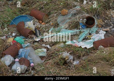 Bakonykoppany, Ungarn - 03. Febr. 2021: Eine illegale Mülldeponie in der Natur an der Seite des Dorfes Bakonykoppany in Ungarn. Plastik und andere Abfälle Stockfoto