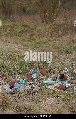 Bakonykoppany, Ungarn - 03. Febr. 2021: Eine illegale Mülldeponie in der Natur an der Seite des Dorfes Bakonykoppany in Ungarn. Plastik und andere Abfälle Stockfoto