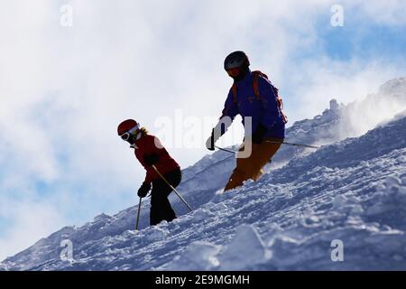 Sportlicher Skifahrer auf einer schwierigen Piste (Tirol, Österreich) Stockfoto