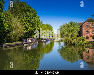 Der Kennet und Avon Kanal nähert sich Newbury in Berkshire England an einem warmen Sommertag. Stockfoto
