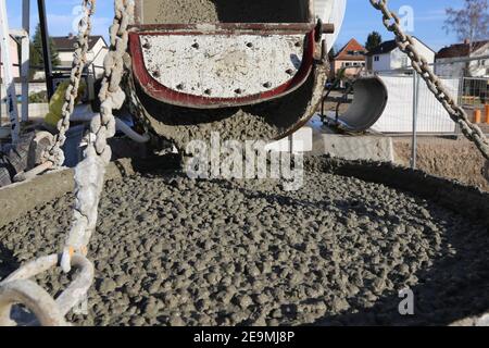 LKW-Mischer liefert frischen Beton auf die Baustelle Stockfoto