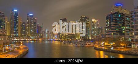 Dubai - das nächtliche Panorama der Marina. Stockfoto