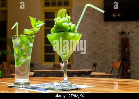 Mojito und Daiquiri Rebelde, traditionelle kubanische Cocktails Stockfoto