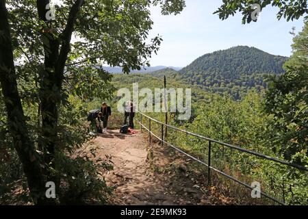 Wandergruppe auf dem Schloss Annweiler im Pfälzer Wald (29. September 2018) Stockfoto