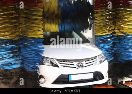 Weißer Toyota Avensis in der Autowäsche (Hassloch, 10. September 2019) Stockfoto