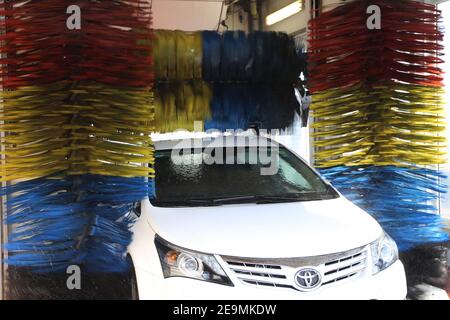 Weißer Toyota Avensis in der Autowäsche (Hassloch, 10. September 2019) Stockfoto