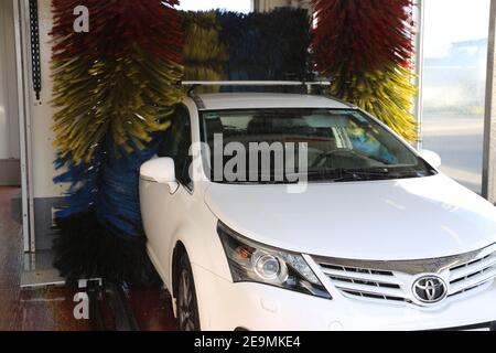 Weißer Toyota Avensis in der Autowäsche (Hassloch, 10. September 2019) Stockfoto