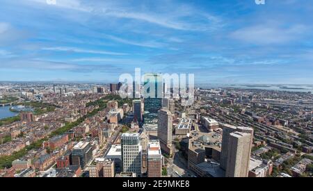 Panoramablick auf das Finanzviertel von Boston, das historische Zentrum, Beacon Hill und den Charles River. Stockfoto