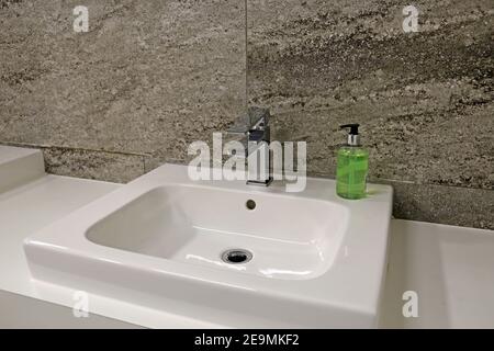 Top-Waschbecken in einem modernen Badezimmer Stockfoto