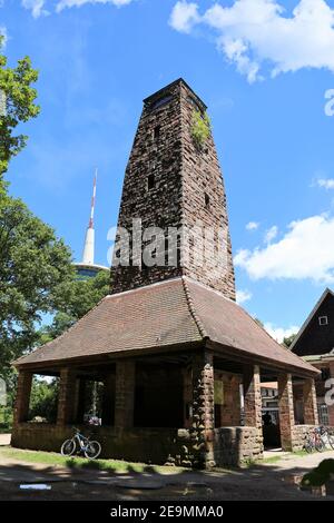 Der Aussichtsturm auf dem Weißen Stein. Der Weiße Stein ist ein Berggipfel und gleichzeitig beliebtes Wanderziel in der Odenwa Stockfoto