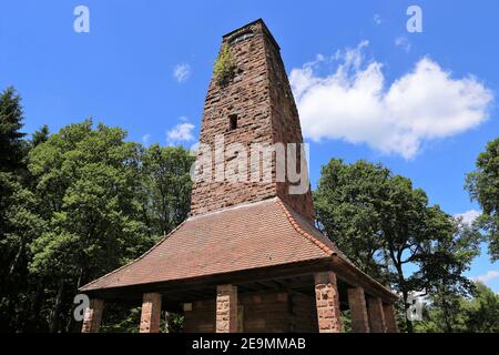 Der Aussichtsturm auf dem Weißen Stein. Der Weiße Stein ist ein Berggipfel und gleichzeitig beliebtes Wanderziel in der Odenwa Stockfoto