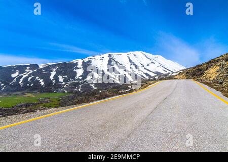 Bergstraße Wunderland, atemberaubende steile Hänge, Klippen und schneebedeckten felsigen Gipfeln Stockfoto