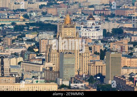 Panoramablick von oben auf das Hochhaus des Ministerium für auswärtige Angelegenheiten und die Kathedrale von Christus der Retter im Zentrum von Moskau Stockfoto