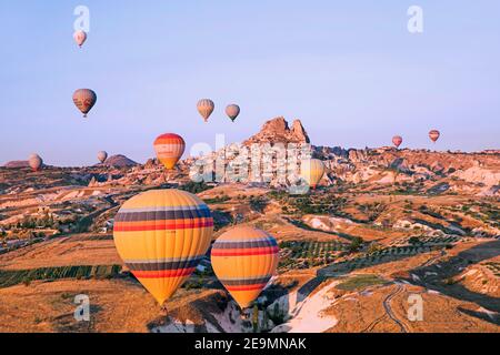 Heißluftballons fliegen bei Sonnenaufgang über Kappadokien, Provinz Nevşehir in Zentralanatolien, Türkei Stockfoto