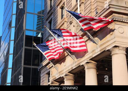 Amerikanische Flaggen auf einem Gebäude in Boston. Stockfoto