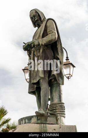 Amalfi, Kampanien, Italien, Februar 2020: Blick auf die schöne Amalfi, Brunnen mit Statue von Flavio Gioia. Stockfoto