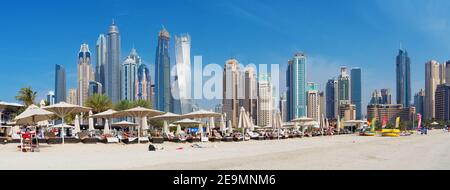 DUBAI, Vereinigte Arabische Emirate - 28. März 2017: The Marina erhebt sich vom Strand entfernt. Stockfoto