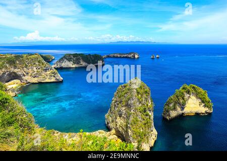 Wunderschöne tropische Insel auf Bali mit blauem Himmel, Urlaubs- und Urlaubskonzept. Stockfoto