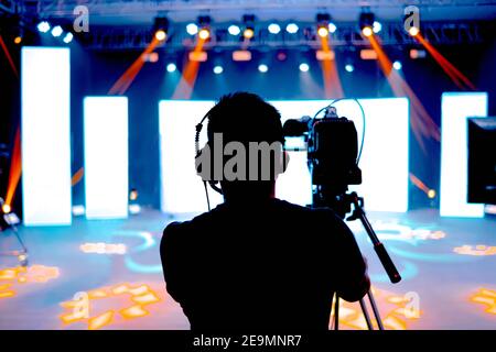 Professioneller Kameramann - über die Veranstaltung mit einem Video, Kameramann Silhouette auf Live-Studio Nachrichten, selektiver Fokus Stockfoto