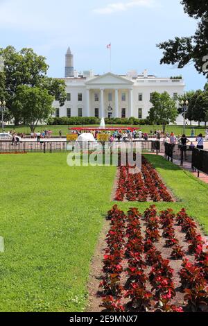 WASHINGTON, USA - 13. JUNI 2013: Menschen besuchen das Weiße Haus in Washington. 18.9 Millionen Touristen besuchten die Hauptstadt der Vereinigten Staaten im Jahr 2012. Stockfoto