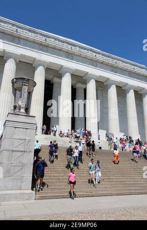 WASHINGTON, USA - Juni 15, 2013: die Menschen besuchen Abraham Lincoln Memorial in Washington. 18,9 Millionen Touristen besucht, die Hauptstadt der Vereinigten Staaten im 20. Stockfoto