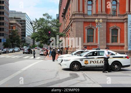 WASHINGTON DC, USA - 13. JUNI 2013: US-Geheimdienstoffiziere und Fahrzeug in Washington. USSS wurde 1865 von Abraham Lincoln gegründet und beschäftigt 6,70 Stockfoto