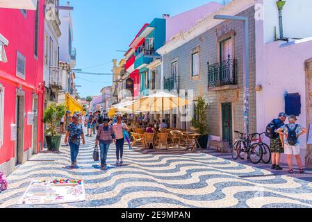 CASCAIS, PORTUGAL, 31. MAI 2019: Die Menschen schlendern durch die engen Gassen von Cascais in Portugal Stockfoto