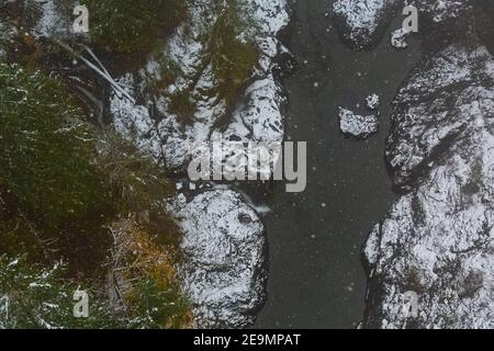 Blick hinunter von der High Steel Bridge, einst eine Holzfäller Eisenbahnbrücke und jetzt eine Straßenbrücke über den South Fork Skokomish River, Olympic National Fores Stockfoto