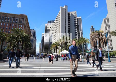 SAN FRANCISCO, USA - April 9, 2014: die Menschen besuchen Downtown San Francisco, USA. San Francisco ist die 4. die bevölkerungsreichste Stadt in Kalifornien (837,442 Mitarbeiter Stockfoto