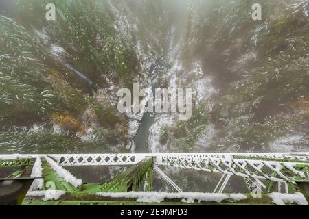 Blick hinunter von der High Steel Bridge, einst eine Holzfäller Eisenbahnbrücke und jetzt eine Straßenbrücke über den South Fork Skokomish River, Olympic National Fores Stockfoto