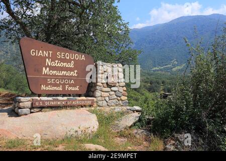 SPRINGVILLE, Vereinigte Staaten - 12 April 2014: Eingangsschild zu Giant Sequoia National Monument in Kalifornien. National Monument wurde 2000 erstellt und Stockfoto