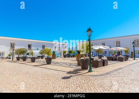 CASCAIS, PORTUGAL, 31. MAI 2019: Blick auf den Haupthof der Zitadelle in Cascais, Portugal Stockfoto