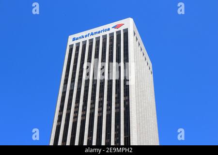 LOS ANGELES, USA - April 5, 2014: Bank of America Plaza Hochhaus in Los Angeles. Das Gebäude ist 735 ft (224 m) hoch und ist die 6. höchste Gebäude Stockfoto