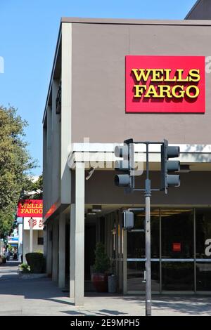 FRESNO, USA - 12. APRIL 2014: Wells Fargo Bankfiliale in Fresno, Kalifornien. Wells Fargo ist eine amerikanische multinationale Finanzdienstleistungsunternehmen Stockfoto
