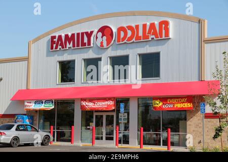 FRESNO, VEREINIGTE STAATEN - 12. APRIL 2014: Family Dollar Store in Fresno, Kalifornien. Family Dollar ist im Besitz der Dollar Tree Group. Stockfoto