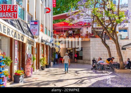 CASCAIS, PORTUGAL, 31. MAI 2019: Die Menschen schlendern durch die engen Gassen von Cascais in Portugal Stockfoto