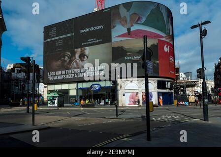 London, Großbritannien. 5. Februar 2021 zu Hause bleiben Coronavirus Signage auf dem digitalen Bildschirm in Piccadilly Circus. Die Regierung hat angekündigt, dass alle Erwachsenen über 50 Jahren bis Mai hätten angeboten werden sollen. Bis heute haben fast 11 Millionen Menschen ihre erste Dosis erhalten, und die Regierung strebt an, bis zum 15. Februar 15 Millionen Impfungen zu erreichen. Kredit: Stephen Chung / Alamy Live Nachrichten Stockfoto