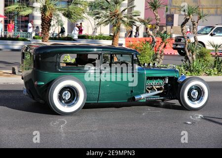 LAS VEGAS, USA - 14. APRIL 2014: Hot Rod Car auf dem Strip in Las Vegas. 15 der 25 größten Hotels der Welt befinden sich am Strip mit Stockfoto