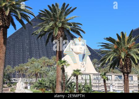 LAS VEGAS, USA - 14. APRIL 2014: Luxor Resort in Las Vegas. Es ist eine der 10 größten Hotels der Welt mit 4.408 Zimmern. Stockfoto