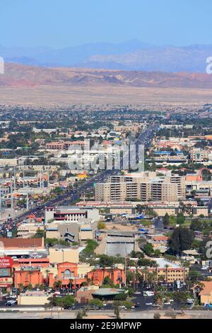 LAS VEGAS, USA - 14. APRIL 2014: Luftaufnahme der Flamingo Road in Las Vegas, mit der Wüste im Hintergrund. Stockfoto