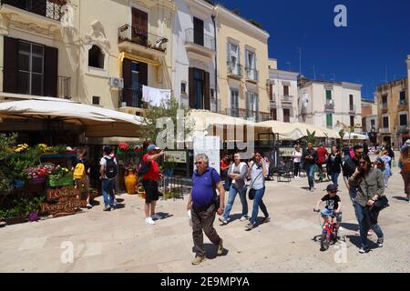 BARI, ITALIEN - 28 Mai, 2017: die Menschen besuchen die Altstadt in Bari, Italien. Bari ist die Hauptstadt der Region Apulien. Es hat 326,799 Einwohner. Stockfoto