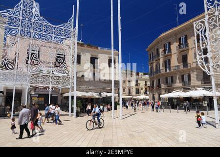 BARI, ITALIEN - 28 Mai, 2017: die Menschen besuchen die Altstadt in Bari, Italien. Bari ist die Hauptstadt der Region Apulien. Es hat 326,799 Einwohner. Stockfoto