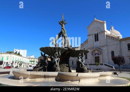 GIOVINAZZO, ITALIEN - 28. MAI 2017: Brunnen von Tritons (Fontana Dei Tritoni) in Giovinazzo Piazza Vittorio Emanuele II in Apulien, Italien. Mit 50 Stockfoto